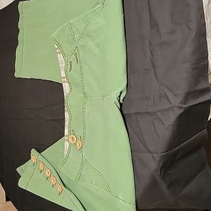 Anthropologie- Ett tara Green Button Capri pants